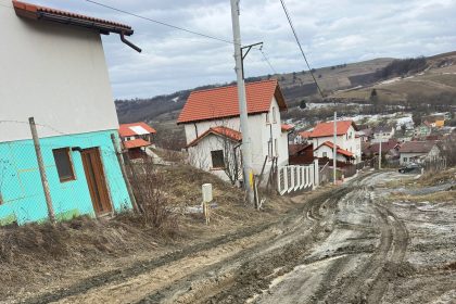 drum impracticabil intr un nou cartier din hamba ne zbatem in noroi foto si video