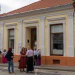 gest de solidaritate la mediash cladire iluminata in portocaliu si donatii de par pentru persoanele bolnave de cancer