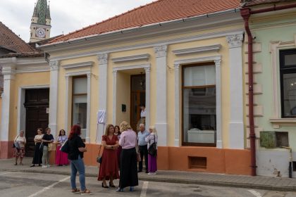 gest de solidaritate la mediash cladire iluminata in portocaliu si donatii de par pentru persoanele bolnave de cancer