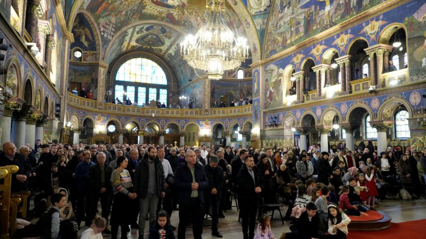 mii de credinciosi la duminica infricosatoarei judecati la catedrala mitropolitana din sibiu fotografie