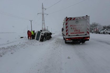 peste 100 de persoane blocate in masini din cauza ninsoarei drumuri inchise si mii de oameni ramasi fara electricitate video