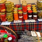 sibienii sunt invitati sa achizitioneze produse traditionale si legume direct de la producatori la piata volanta din curtea consiliului judetean