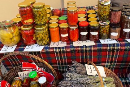 sibienii sunt invitati sa achizitioneze produse traditionale si legume direct de la producatori la piata volanta din curtea consiliului judetean