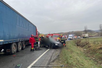 Accident cu 5 decese in judetul Cluj coliziune violenta intre o masina si un TIR foto video