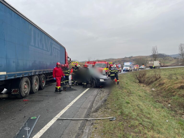 Accident cu 5 decese in judetul Cluj coliziune violenta intre o masina si un TIR foto video