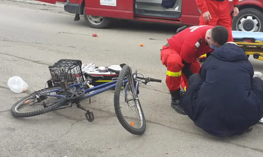 Accident cu fuga de la locul faptei la Rosia biciclist internat la spital