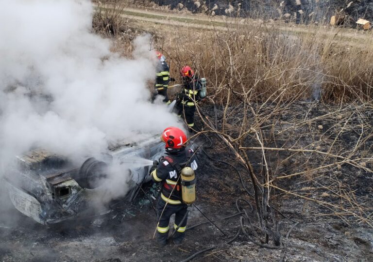 Accident intre Ighisu Vechi si Barghis o masina s a rasturnat si a luat foc fotografii