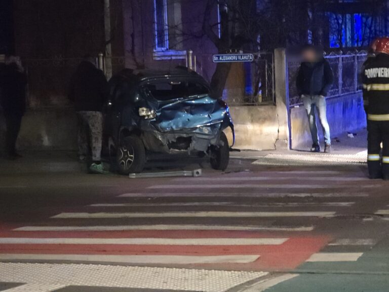 Accident pe Calea Dumbravii o masina a lovit un gard video foto