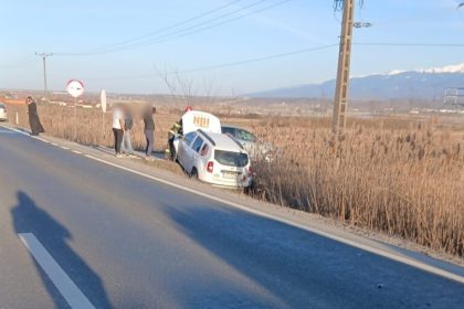 Accident pe DN1 langa Bradu doua autoturisme implicate foto