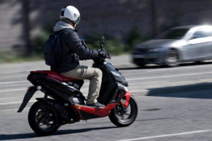 Adolescent gasit extrem de beat in trafic la Barghis conducand un moped