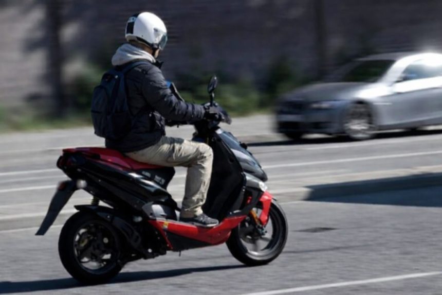 Adolescent gasit extrem de beat in trafic la Barghis conducand un moped