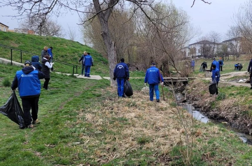 Angajatii Sistemului de Gospodarire a Apelor Sibiu au curatat efectiv Valea Sapunului foto