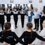 Ansamblul Mandre Plaiuri Boicene pleaca sa reprezinte Sibiul in SUA Raluca Turcan s a alaturat la repetitii foto