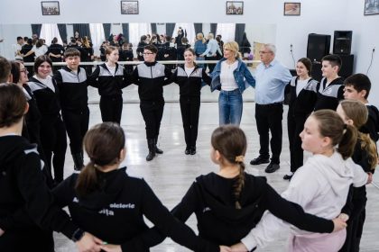 Ansamblul Mandre Plaiuri Boicene pleaca sa reprezinte Sibiul in SUA Raluca Turcan s a alaturat la repetitii foto