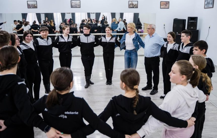 Ansamblul Mandre Plaiuri Boicene pleaca sa reprezinte Sibiul in SUA Raluca Turcan s a alaturat la repetitii foto