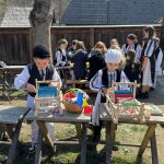 Atelierele de prelucrare a lanii din Muzeul Astra au fost inaugurate zeci de copii au cusut si tesut ca pe vremuri foto