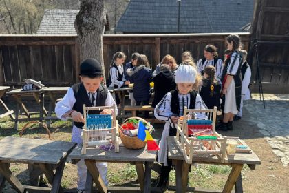 Atelierele de prelucrare a lanii din Muzeul Astra au fost inaugurate zeci de copii au cusut si tesut ca pe vremuri foto
