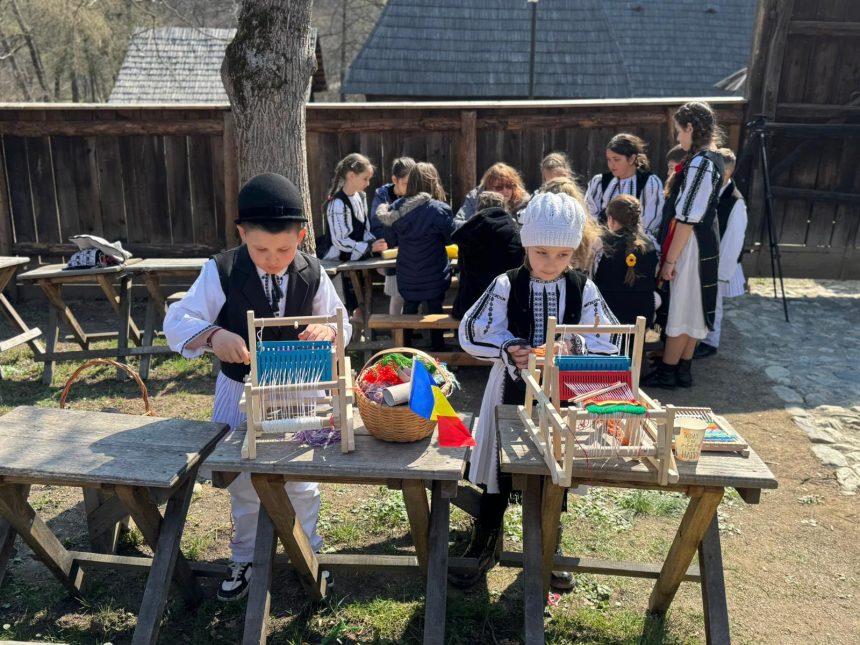 Atelierele de prelucrare a lanii din Muzeul Astra au fost inaugurate zeci de copii au cusut si tesut ca pe vremuri foto