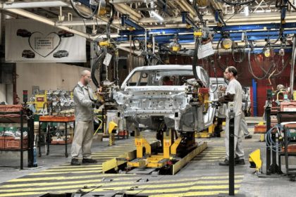 Autostrada Sibiu Pitesti intarziata mentionata in contextul crizei de la Dacia producia scade si urmeaza concedieri