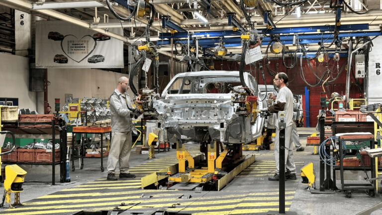 Autostrada Sibiu Pitesti intarziata mentionata in contextul crizei de la Dacia producia scade si urmeaza concedieri