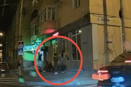 Bataie in mijlocul strazii vineri seara in Sibiu mai multi tineri s au lovit cu pumni si picioare video