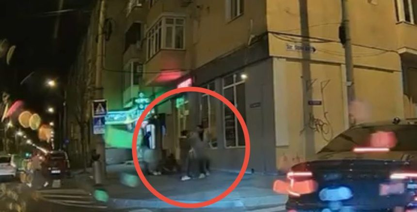 Bataie in mijlocul strazii vineri seara in Sibiu mai multi tineri s au lovit cu pumni si picioare video