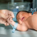 Bebelusi lasati intr o plasa de cumparaturi ce sanciuni risca mama si bunica lor