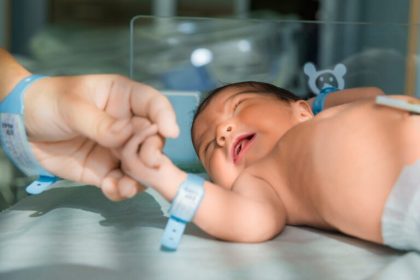 Bebelusi lasati intr o plasa de cumparaturi ce sanciuni risca mama si bunica lor