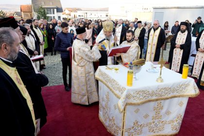 Biserica noua in Selimbr Mitropolitul Ardealului a sfintit piatra de temelie foto