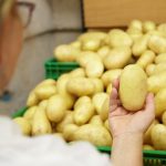 Cartofii noi romanesti au sosit in piete si supermarketuri preuri record la standuri