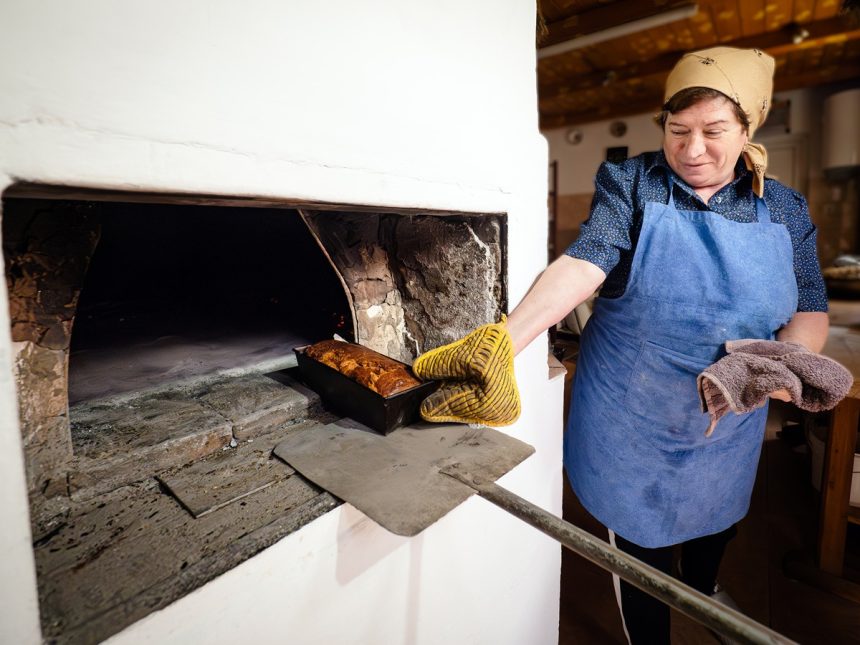 Cat valoreaza cozonacul de Paste in Sibiu preturile din cofetarii si de la gospodine