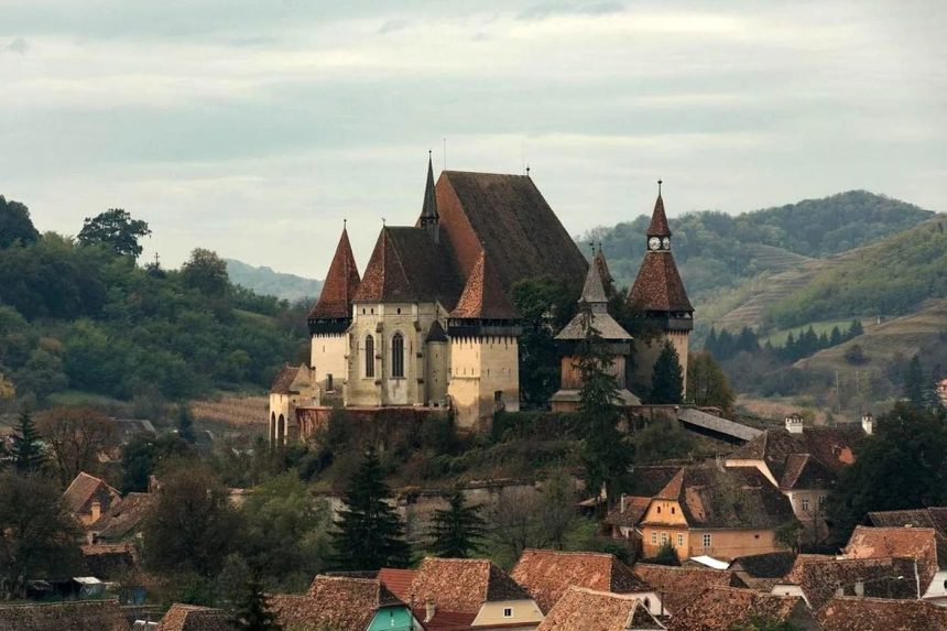 Cele mai vizitate biserici fortificate din judet Biertanul in frunte dar multe depend de omul cu cheia video