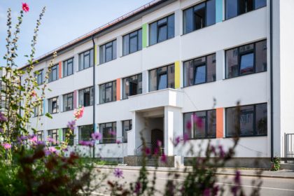 Cladire noua la Onisifor Ghibu Elevii scapa de incercarile orelori in doua schimburi