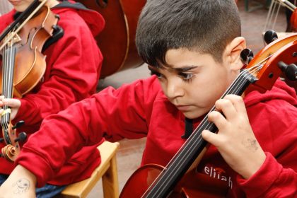 Copiii romi talentai ti din Sibiu au nevoie de instrumente muzicale noi poti sustine cauza lor la Maraton