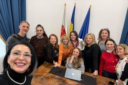 Daniela Cimpean presedinta Consiliului Judecean si a invitat fostele colege de liceu la birou dupa ore