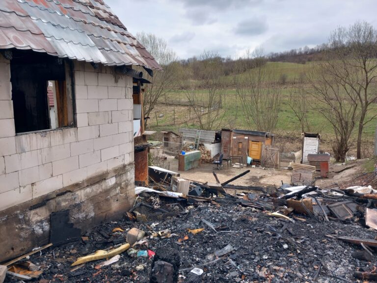 Doua familii din Hamba si au pierdut casele in urma unui incendiu iata cum le puteti sprijini