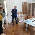 Doua gradinite din Medias au beneficiat de echipamente digitate si mobilier nou printre acestea se numara table interactive si roboi educationali