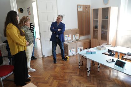 Doua gradinite din Medias au beneficiat de echipamente digitate si mobilier nou printre acestea se numara table interactive si roboi educationali