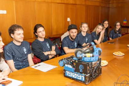 Echipa de robotica The Resistance onorata de primaria din Medias se va alatura etapei europene foto
