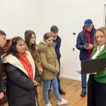 Elevii din Mihaileni participa la o simulare de sedinta la Consiliul Judetean Sibiu Daniela Cimpean si a revazut fosta diriginta din gimnaziu