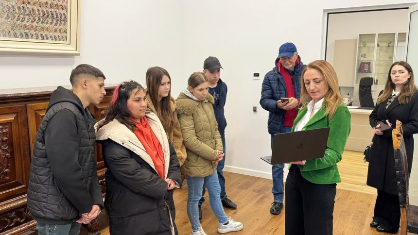 Elevii din Mihaileni participa la o simulare de sedinta la Consiliul Judetean Sibiu Daniela Cimpean si a revazut fosta diriginta din gimnaziu