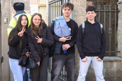 Elevii din Sibiu au cazut la subiecte la simularea de Limba Romana A fost usor video