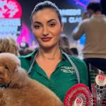 Fac ceea ce iubesc Sabina din Sibiu performanta pe scena internationala a frizeriei canine