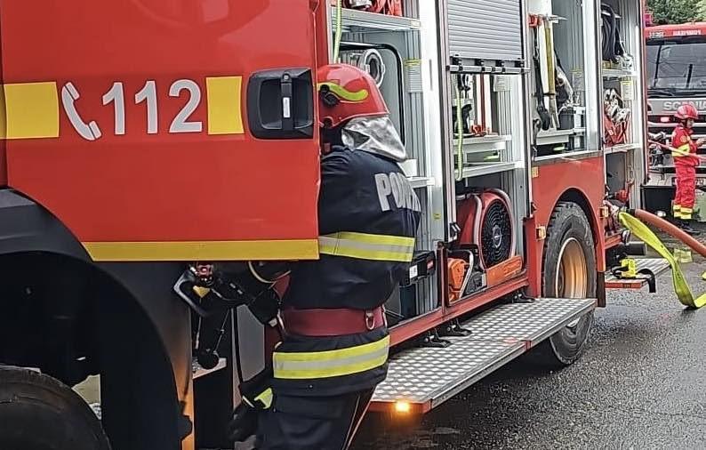 Incendiu la Sadu acoperisul unei case este in flacari