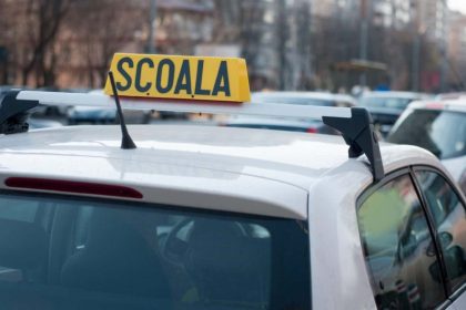 Instructorul auto din Sibiu surprins in timp ce ofera 500 de euro mita unui politist evita inchisoarea