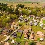 Intrari gratuite pentru femei de 8 Martie in Sibiu Casuta rasturnata de la Brambura Park si Muzeul ASTRA printre optuni