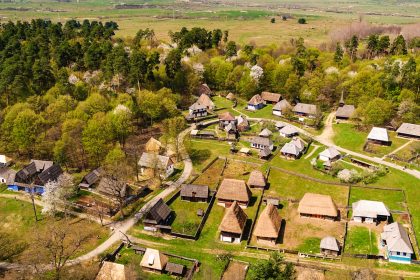 Intrari gratuite pentru femei de 8 Martie in Sibiu Casuta rasturnata de la Brambura Park si Muzeul ASTRA printre optuni