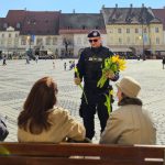 Jandarmii din Sibiu au oferit lalele cu ocazia zilei de 8 Martie Ne am dorit sa aducem un zambet