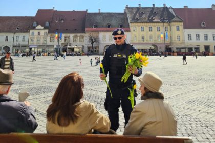 Jandarmii din Sibiu au oferit lalele cu ocazia zilei de 8 Martie Ne am dorit sa aducem un zambet