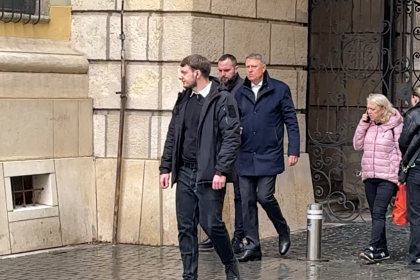 Klaus Iohannis aparitie publica rara la un eveniment in centrul Sibiului ce mesaj a transmis fostul presedinte video